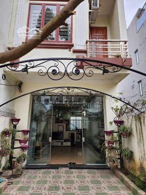 cho thuê nguyên căn sân cổng văn cao 110m2, 4 p.ngủ full nội thất.