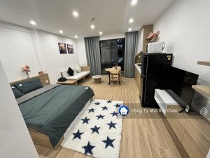 bán nhà đẹp như ảnh. studio d''capitale trần duy hưng ban công đông nam nhìn hồ. giá 3.75 tỷ