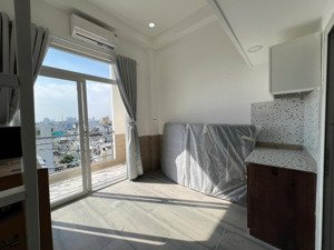 studio vừa trống - phòng đẹp như hình - tách bếp - ban công vị trí: tạ quang bửu q8 - parcmall