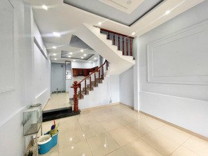 bán gấp nhà 3 tầng kề ql13 mở rộng 60m. giá chỉ 6 tỉ 6