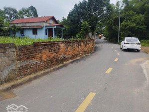 chúng tôi muốn bán 2200 m2 đất thổ cư và trang trại tại thôn nhân lý, xã xuân sơn, sơn tây, hà nội