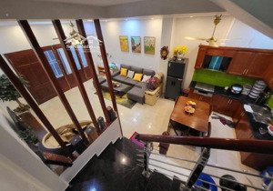 bán nhà cạnh bệnh viện hồng ngọc 33m, ngõ nông sát phố gần ô tô kinh doanh, 1 bước ra sân bóng.