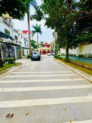 biệt thự liền kề ciputra - đẳng cấp giới thượng lưu - ô tô tránh - vỉa hè - chủ thiện chí bán.