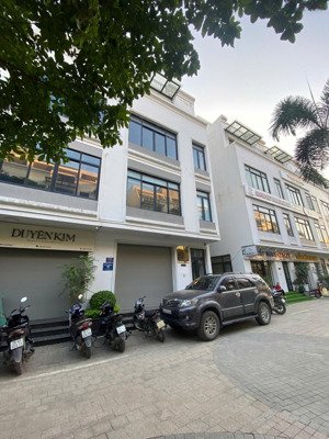 cho thuê shophouse vinhome hàm nghi. dt 95m2 5 tầng, mt 6m. thông sàn thang máy. giá 50tr