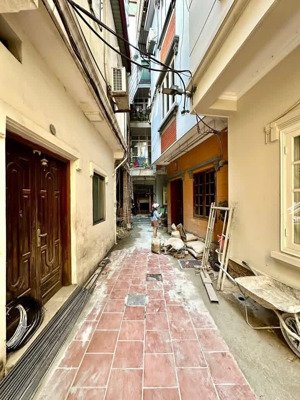 mặt ngõ phố đê la thành đống đa - 1 nhà ra mặt phố, thang máy, ngõ ba gác tránh