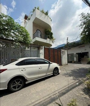 căn góc 2 mặt tiền. 3 tầng. 197m2. 4pn. hxh, linh chiểu, thủ đức. 500m ra vincom thủ đức.13,2 tỷ tl