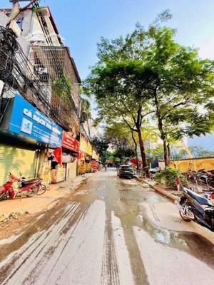 gia đình cần bán gấp mảnh đất vàng trung kính, ngõ ô tô tránh, view trường học thoáng vĩnh viễn