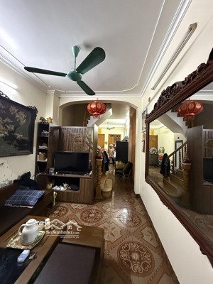 ông bà năm nay hơn 80 tuổi không leo được cầu thang cần bán nhà nguyễn khang 40m2 (13 tỷ)