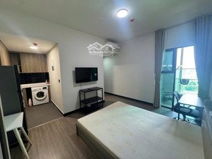 thuê delasol 35m2 ban công view sông giá chỉ 12tr5 sát bên vân đồn quận 4 sát q1, q3 lh 