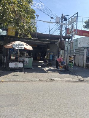 cho thuê nhà 2 mặt tiền đối diện phú gia 1. gần trường sa. cách karaoke vũ lê 100m. rộng rãi