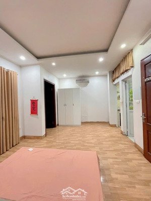 phòng đẹp 30m² ô tô đỗ cửa trần quốc hoàn giá tốt chỉ 5.3 triệu/tháng