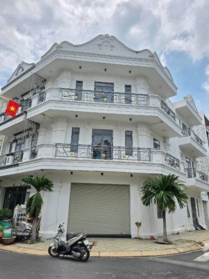 sieu phẩm biệt thự 3 tầng góc 2 mặt tiền đường rộng hơn 12m dt 106m 6 x 19 khu nhà ở an phú dĩ an