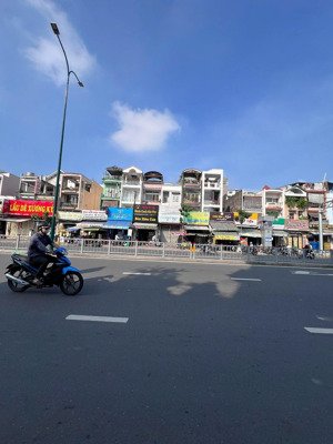 nhà 2 tầng mặt tiền dương quảng hàm kinh doanh buôn bán sầm uất dt 4mx23m gía chỉ 17 tỷ tl nhẹ