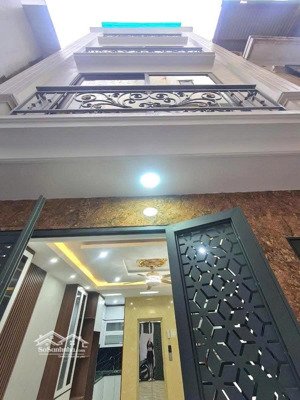 bán nhà tứ liên dt gần 40 m.mt 4,8 xây mới năm tầng thang máy.cách đường ô tô tránh hơn 30 m.