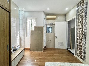 trống lại 1pn hoặc 2pn, full nội thất. mặt tiền bến vân đồn quận 4