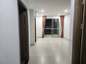 cho thuê căn hộ 64 m2 2 phòng ngủ tại sky89, giá 12.6 triệu, nhà có máy lạnh, rèm , máy nước nóng.