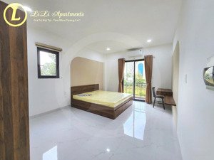 phòng đầy đủ nội thất với ban công - nhiều ánh sáng - thân thiện với thú cưng