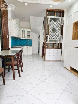 nhà cạnh trường cấp 3 mỹ đình 33m, lô góc 2 thoáng sáng, cạnh uỷ ban hành chính, sát phố ô tô chạy.