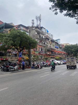 một mặt phố, một mặt ngõ 75m2 mt 4.5m. vỉa hè đá bóng