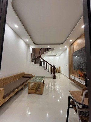 lô góc hoàng mai, 50m ô tô, ngõ trước nhà 2.5m, mặt tiền đẹp, sổ đỏ cc, qh ổn định, full nội thất