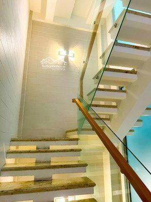 cần bán gấp biệt thự phố 7 tầng, nội thất 5 sao, hồ bơi đẹp từ pháp