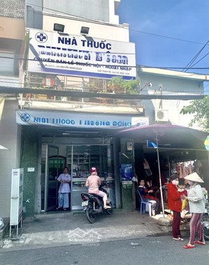 chính chủ kẹt cần bán nhà kd thuốc tây ngay chợ. đang cho thuê 17tr/tháng. sổ riêng.