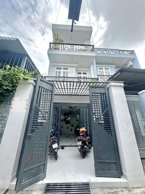 nhà đẹp 3 tầng ngay hồ văn long sát kcn vl gần công viên- hẻm xe hơi thông- 68m2-4x17. chỉ hơn 5 tỷ