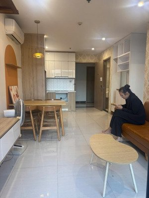 cần bán gấp 1n+ đã sửa như 2n, tầng trung hướng đb, đồ cơ bản sẵn sổ ko vay