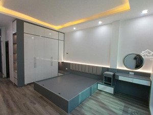 -cực phẩm . nhà mới xây, thang máy nội thất đây đủ. ô tô tránh.