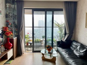 tôi cần bán nhanh căn góc 2pn tại rivera park. view bể bơi, giá tốt nhất chung cư.