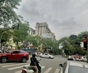 bán nhà 400m2 lô góc 2 mặt phố hoàn kiếm mt đều 20x20m. vị trí bậc nhất phố. giá thoản thuận.