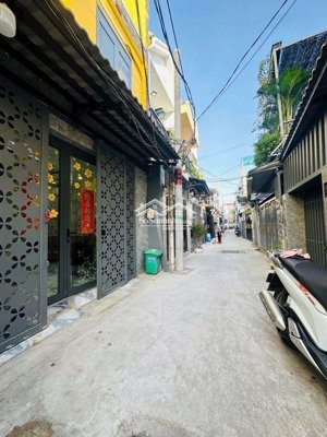 nhà 3 tầng - ngang 5.5m thông số đẹp - hẻm bê tông 4m cao ráo sạch đẹp - 4 tỷ 79