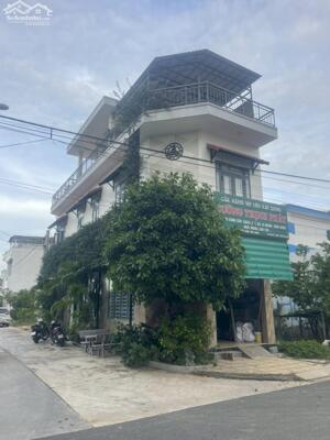 Bán nhà 2 tầng 1 tum, căn góc, nhánh sông TĐC Hòn Rớ 2 Nha Trang. DT đất: 68,7m2 ngang 4,5m. Hướng Tây Nam Mặt tiền đường số 9, kề bên dự án Sungroup Giá bán: 7 tỷ bớt lộc.