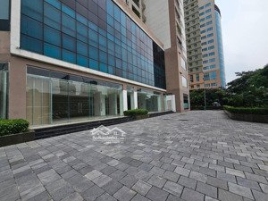 cho thuê mbkd chân đế chung cư đào duy anh dt 195m2, 4 mặt tiền siêu vip hơn 30m, giá 780k/m2