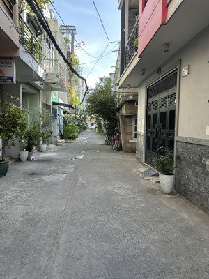 quận 10 - 3 tháng 2 - cạnh hxh sát mặt tiền - gần 40m2 nhỉnh 6 tỷ .