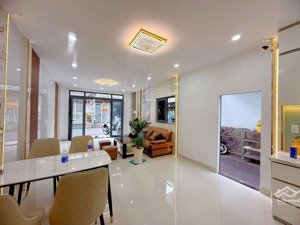 ngay chợ bà chiểu - sổ đẹp vuông vức - nhà mới đẹp khách dọn vào ở ngay