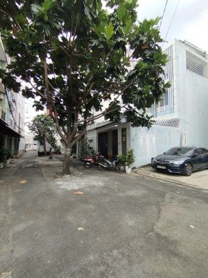 bán nhà 3 tầng, 113m2, ngang lớn 5,6m, hẻm 8m ô tô đậu ngày đêm, ngay nhà thiếu nhi gò vấp