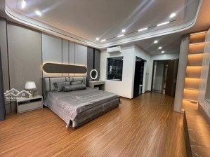 nhà mới toanh phố nguyễn văn cừ 7 tầng thang máy gara ô tô 7 chỗ full nội thất cao cấp.