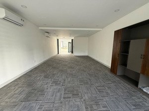 cho thuê văn phòng tại him lam kênh tẻ. giá 60tr/th . dt 350m2. nhà mới , có thang máy .