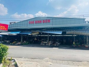 - bán đất đối diện cổng chợ phú hoà
cách chợ đúng 20m.bước mấy bước chân là ra đến chợ