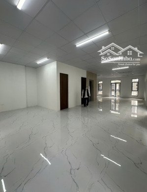 cho thuê văn phòng tại him lam vạn phúc, dt 100m, đã ngăn 2 phòng, văn phòng mới đẹp, hiện đại.