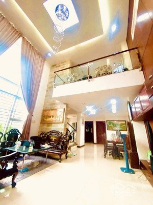 biệt thự mặt tiền 10x22m2 mặt tiền kinh doanh
trương văn thành, hiệp phú, thủ đức