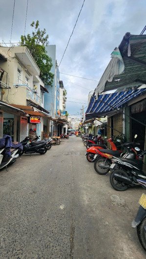 chỉ hơn 1 tỷ sở hữu nhà 2 tầng mới đẹp ở ngay, sổ hồng riêng, hẻm xe hơi tại chợ bà chiểu