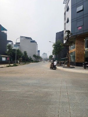 bán gấp đất dịch vụ vân canh- v.đ 3.5, 103m2, mặt tiền 6.8, đường truóc nhà 21m trung tâm kết nối.