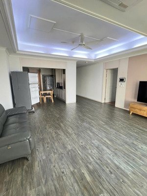 chính chủ cho thuê căn hộ 3pn diện tích lên tới 131 m2 mà giá chỉ có 30 triệu \ tháng quá rẻ