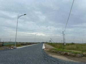 vị trí đắc địa , sổ hồng có sẵn , thích hợp đầu cư lẫn an cư , liên hệ em để biết thêm thông tin