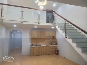 bán nhà riêng 61m2(4,7x13m), 2 tầng, nhà mới đẹp ở ngay, 2pn, sát bên đường phạm văn đồng, gigamall