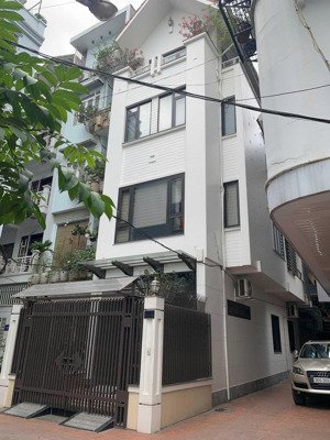 cho thuê nhà hoàng cầu, dt 55m2x4 tầng, đồ cơ bản, ô tô đỗ cửa, giá 19tr/th