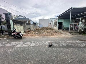 hai nền đất ngô văn sở, p. dĩ an sát tthc dĩ an. dt: 113,3m2 117.3m2 (4.15x28m). odt: 85m2 4.8 tỷ