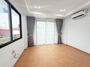 42/55 m 7 tầng mt 10 m sài đồng giá 15.6 tỷ. lô góc 7 chỗ vào nhà . đường ô tô tránh